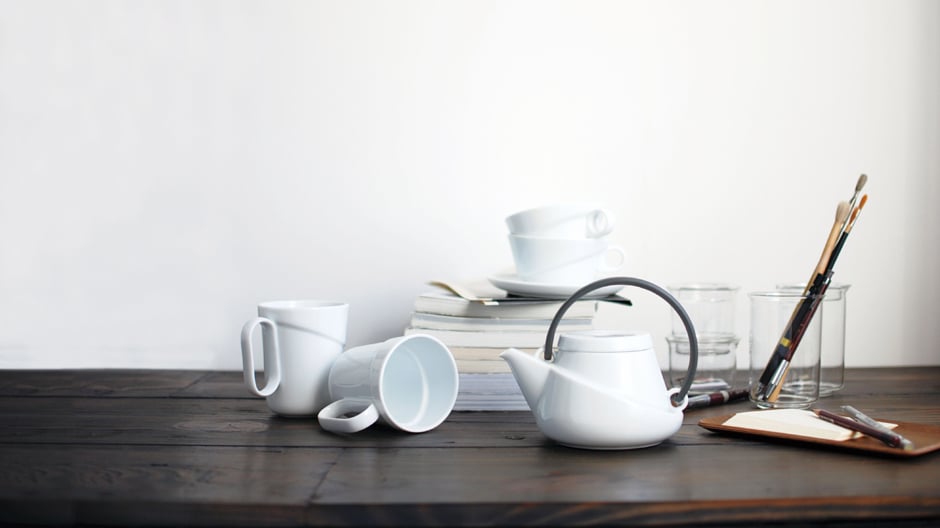 Ergonomisches Wunderding: Teeservice aus Porzellan von Kinto