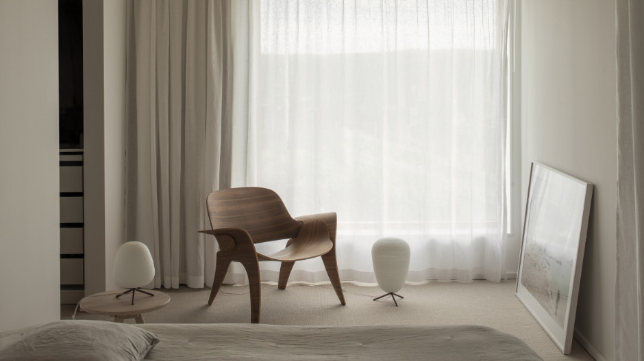 Der Sessel von Massproduction lotet die Möglichkeiten von schichtverleimtem Holz aus