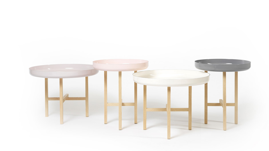 Dieser Beistelltisch von Sarah Böttger für Supergrau bringt Emaille in die Möbelwelt.