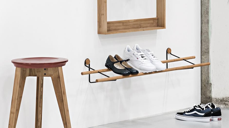 Bambus trifft Messing: ein schönes Schuhregal des dänischen Designers Sebastian Jørgensen.