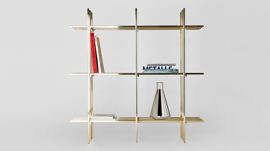 Das neue Regal von Minimalux besteht aus 33 goldenen oder silbernen Stäben