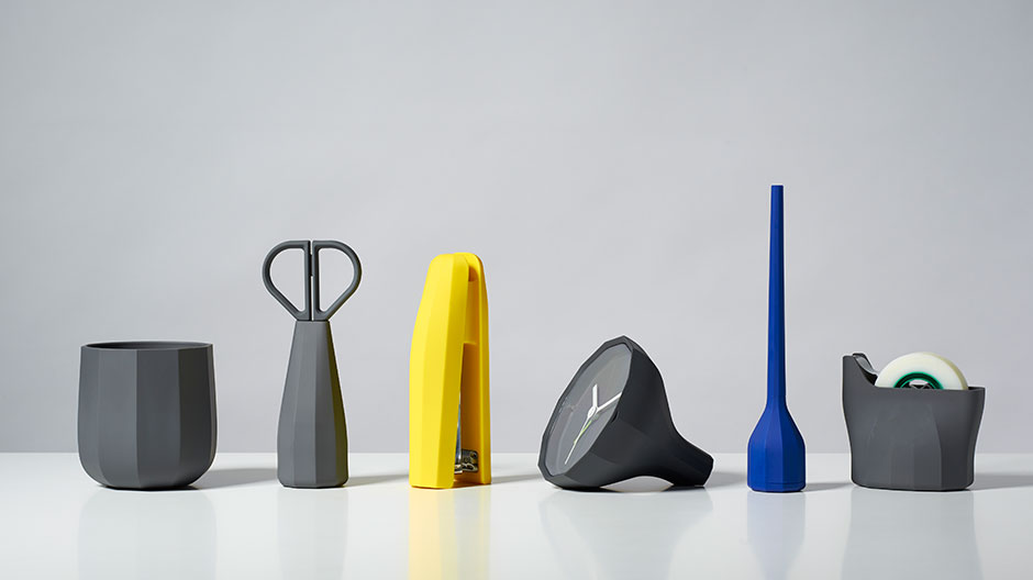 Schreibtischaccessoires in starken Farben und sanften Formen.