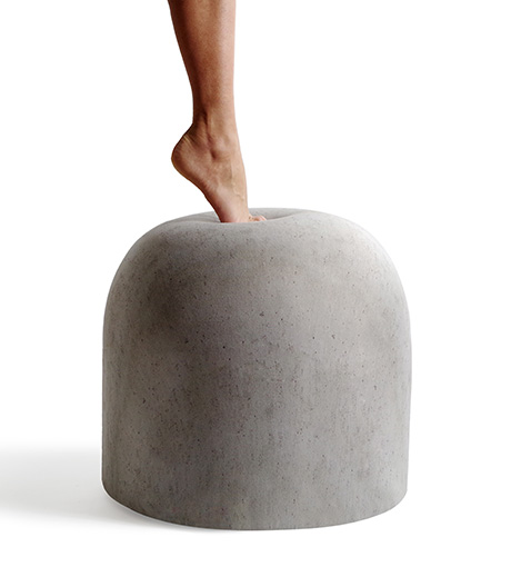 Enzo Maris Betonpoller gibt es neuerdings auch als nachgiebige Indoorvariante