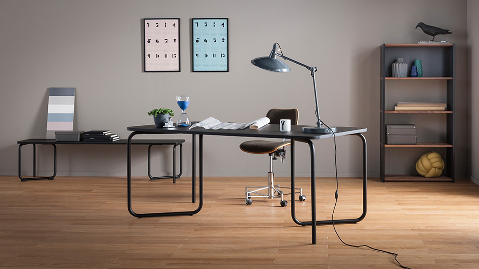 Im richtigen statt im rechten Winkel: dreibeiniger, faltbarer Tischbock von Joval.