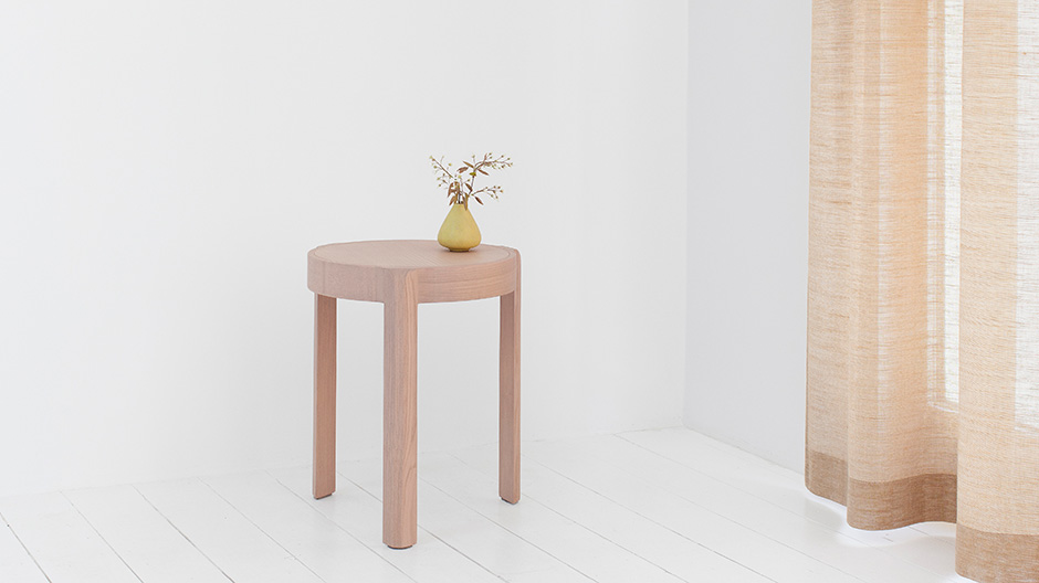 Anschmiegsamer Dreifuß: Für Stattmann Neue Moebel hat Steffen Kehrle einen Hocker mit sanfter Kontur gestaltet