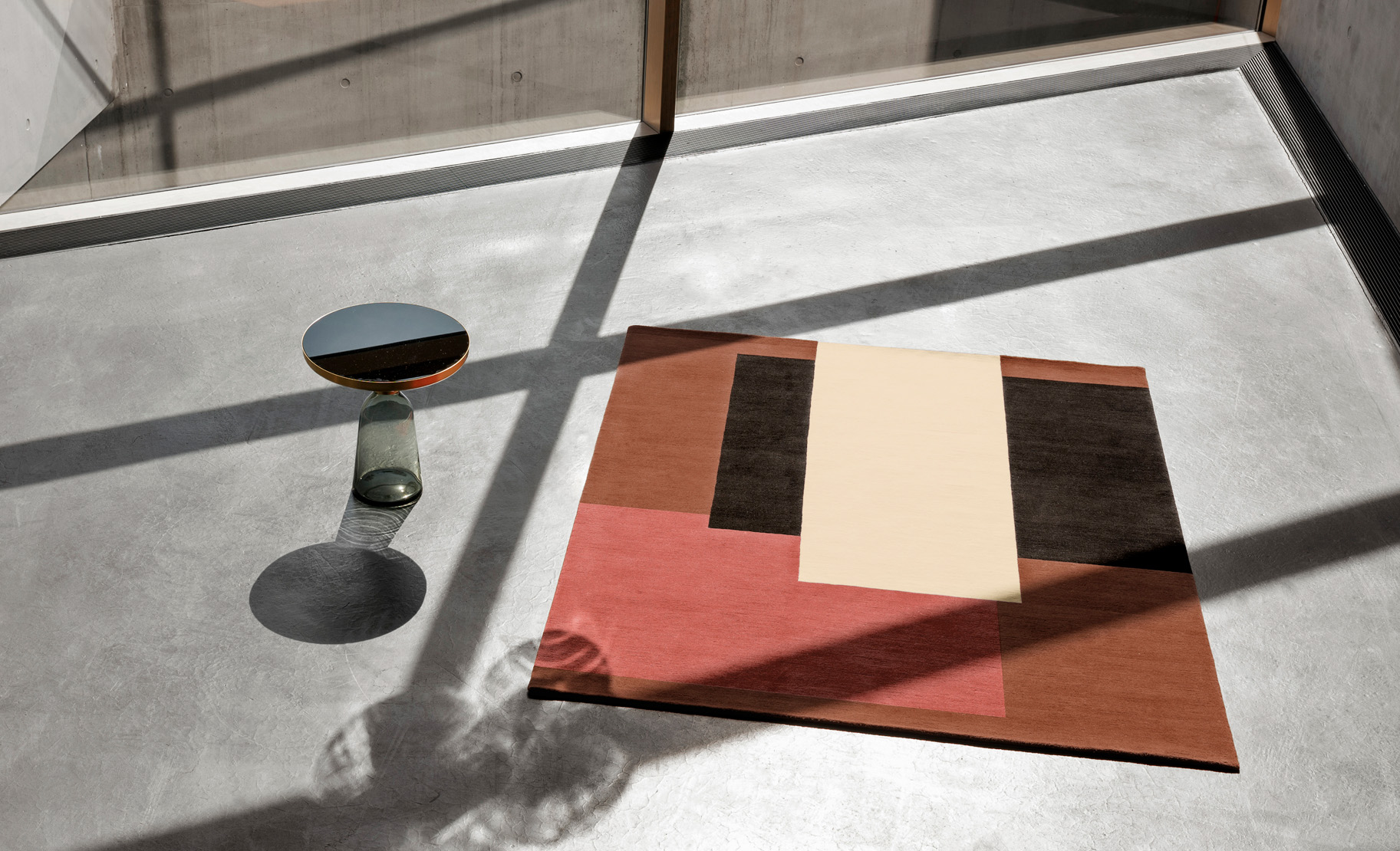 Eileen-Gray-Teppich mit abstraktem Muster von ClassiCon