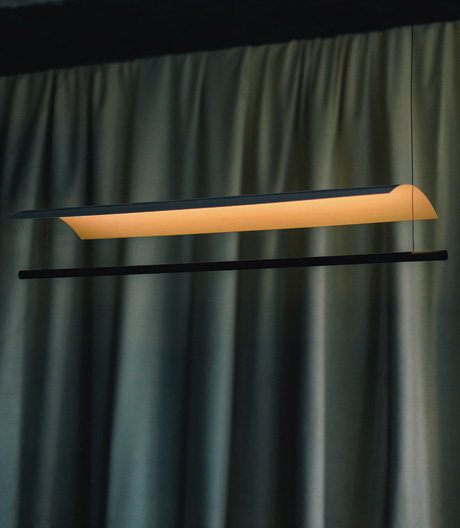 Reflektierendes Blatt: neue Pendelleuchte von Antoni Arola für Santa & Cole