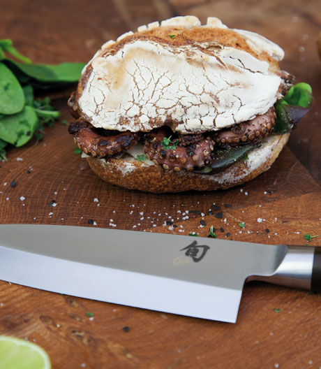 Das schneidet sich mit links! Eine Messerserie für Linkshänder hat der Solinger Messerspezialist Kai auf den Markt gebracht