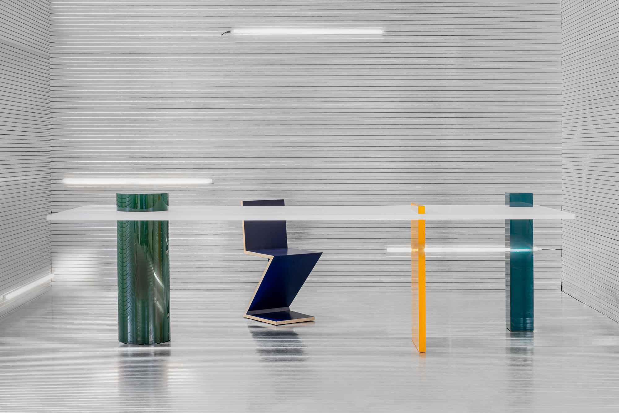 Unorthodoxe Tischfamilie von Cobra Studios aus Brüssel