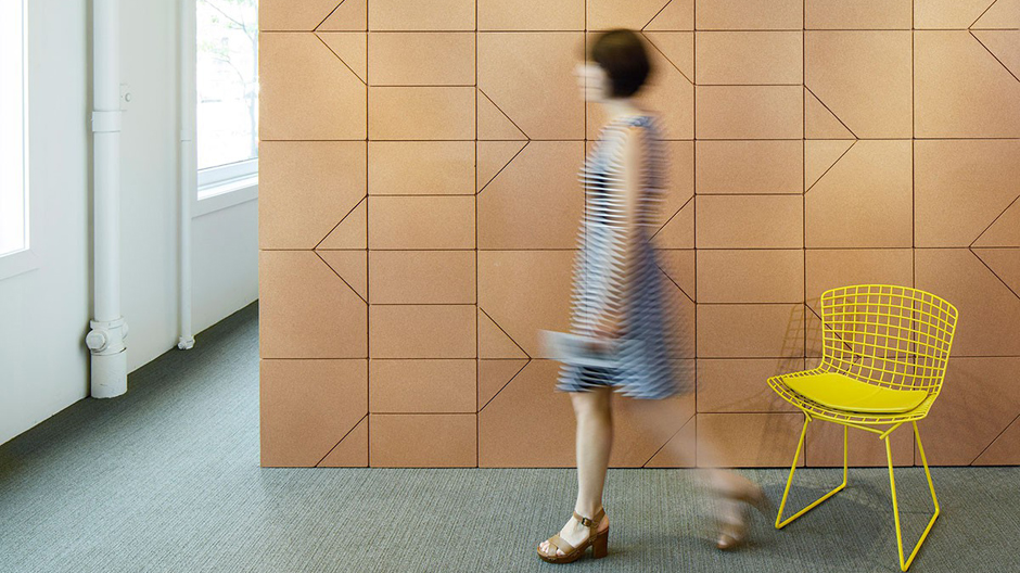 Gute Optik, gute Akustik: Die Akustikelemente von Spinneybeck werden aus Resten einer Korkenproduktion gefertigt.