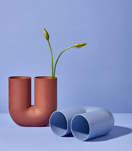 Diese Zwillingsvase von Earnest Studio besteht aus einem einzigen Porzellanrohr, das gleich zwei Bouquets inszeniert.