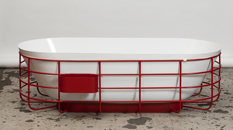 Werner Aisslingers Produktstudie zur ISH lässt Wannen im Gitter schweben.