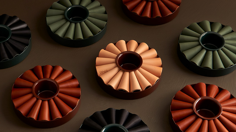 Eine lederne Blume als Schmuckkasten von Bilge Nur Saltik