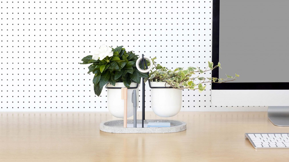 Die Büroaufbewahrung vom italienischen Hersteller Fabrica ordnet den Schreibtisch und die Luft gleich mit.