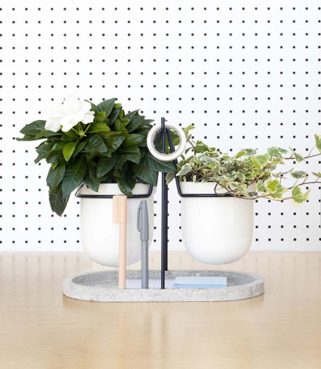 Die Büroaufbewahrung vom italienischen Hersteller Fabrica ordnet den Schreibtisch und die Luft gleich mit.