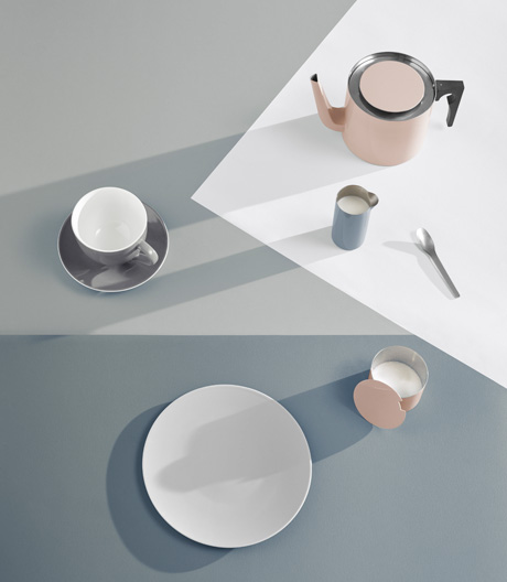 Never give away! Zum 50. Jubiläum taucht Stelton die edlen Tischaccessoires von Arne Jacobsen in kühle Farben aus Emaille