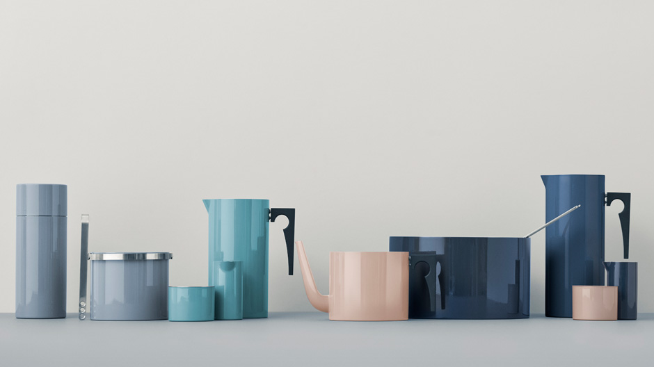 Never give away! Zum 50. Jubiläum taucht Stelton die edlen Tischaccessoires von Arne Jacobsen in kühle Farben aus Emaille
