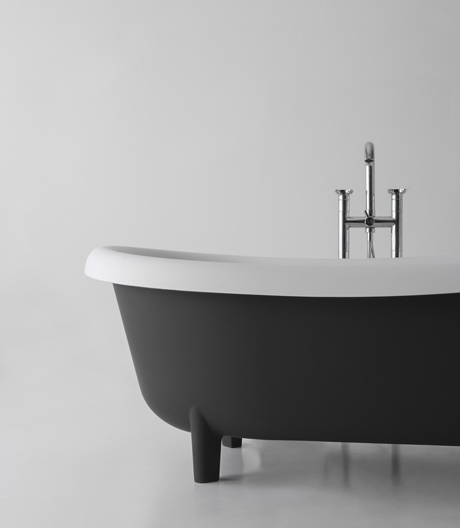 Fast wie früher: freistehende Badewanne mit Standfüßen von Roberto Lazzeroni