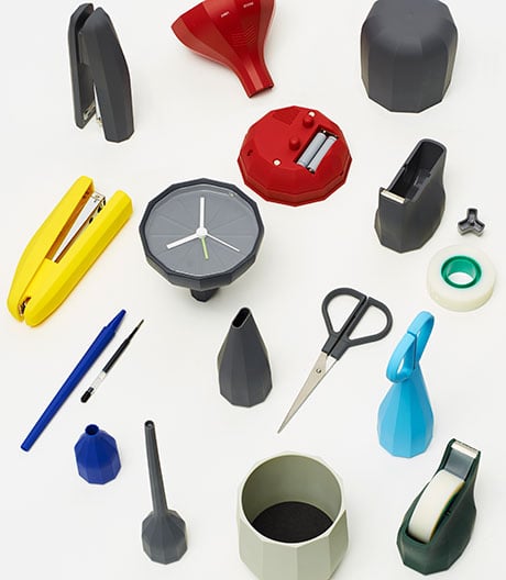 Schreibtischaccessoires in starken Farben und sanften Formen.