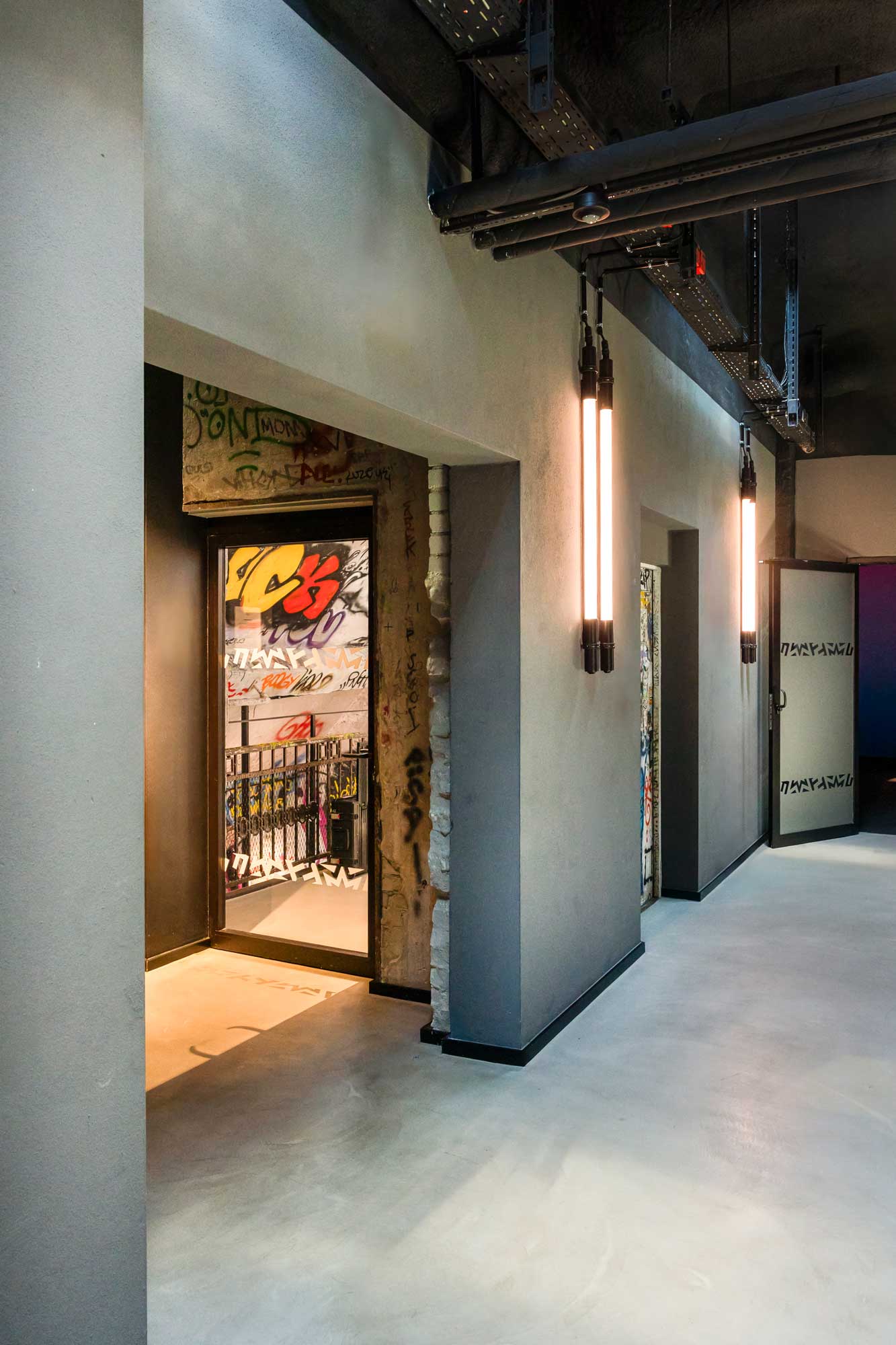 LED-Röhrenleuchte für Bürolofts von TRILUX