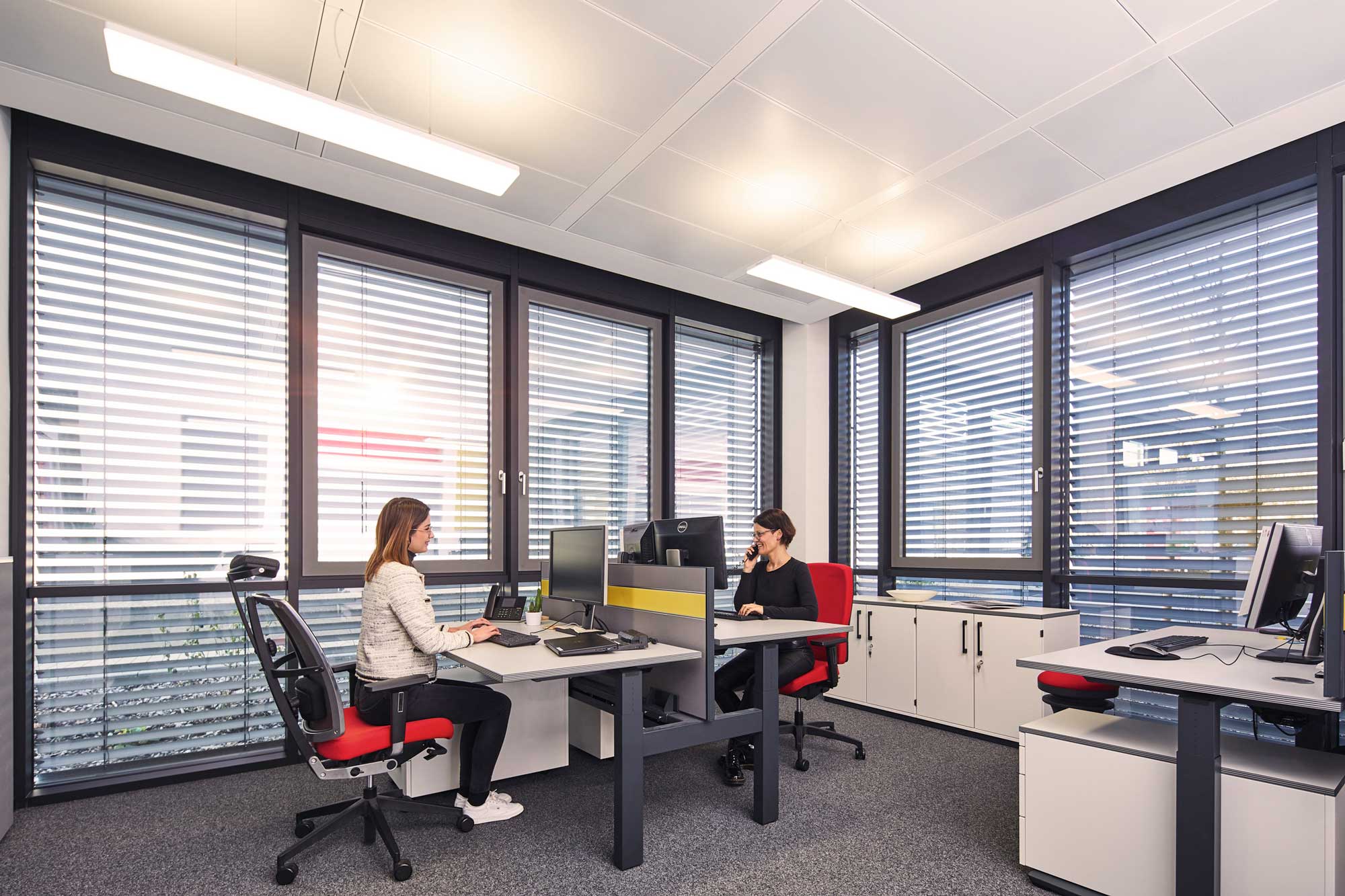 Steuerungslösung für Beleuchtung und Sonnenschutz von TRILUX und WAREMA