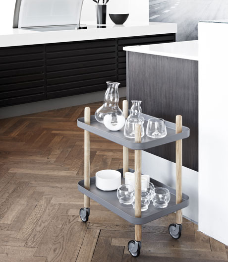 Ein Diener für alle Fälle. Simon Legalds Beistelltisch ist auf vier Rollen unterwegs