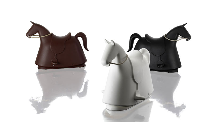 Plastikkörper und Hanfzügel: Schaukelpferd von Marc Newson.