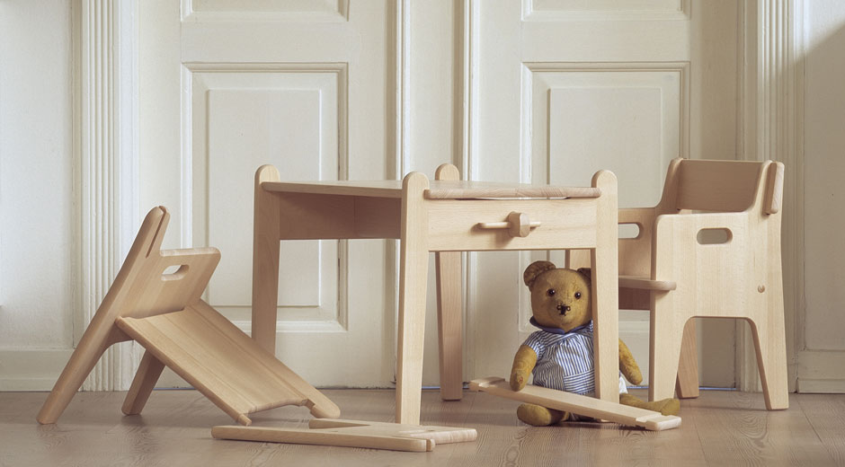 70 Jahre alt und noch immer wie neu: Der von Hans J. Wegner
entworfene Kindertisch und -stuhl.