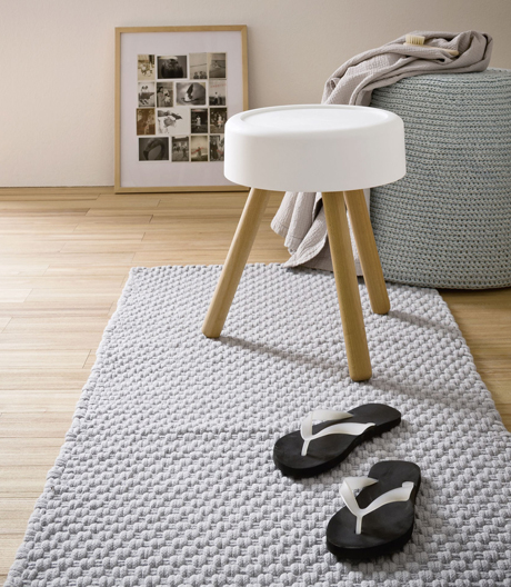 Halb hölzerner Hocker, halb Pediküre-Becken aus Corian: Das Badezimmerobjekt ist ein Alleskönner.