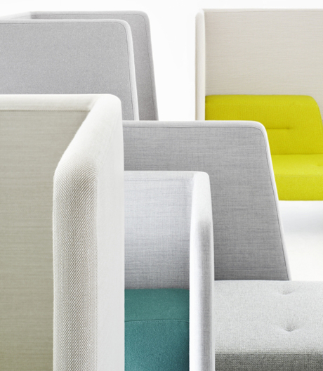 Ein modulares Möbelsystem verknüpft Kommunikations- und Arbeitsbereiche.