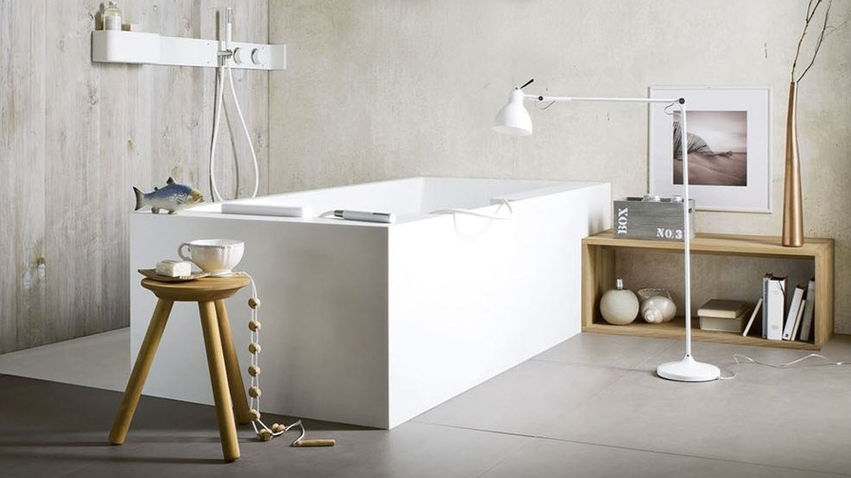 Halb hölzerner Hocker, halb Pediküre-Becken aus Corian: Das Badezimmerobjekt ist ein Alleskönner.