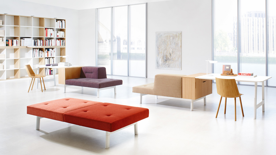 Ein modulares Möbelsystem verknüpft Kommunikations- und Arbeitsbereiche.