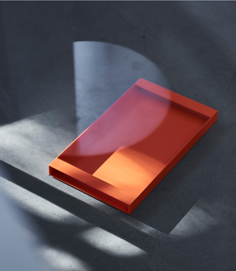 Das minimalistische Tablett von New Tendency dient als Servierutensil, Aufbewahrungshilfe oder ganz schlicht als Dekorationsobjekt