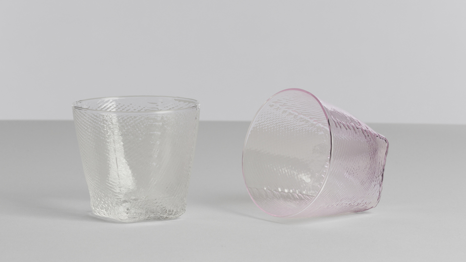 Gib Stoff! Glasserie mit einer textil wirkenden Oberfläche von Wrong for Hay