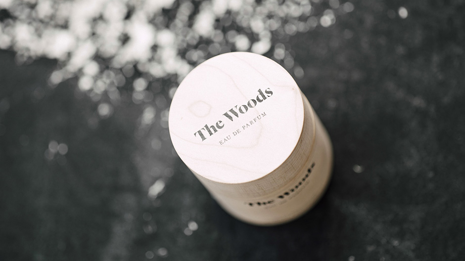 Natürliche Pflege, natürliche Hülle: Parfüm mit Flakon aus Birkenholz.