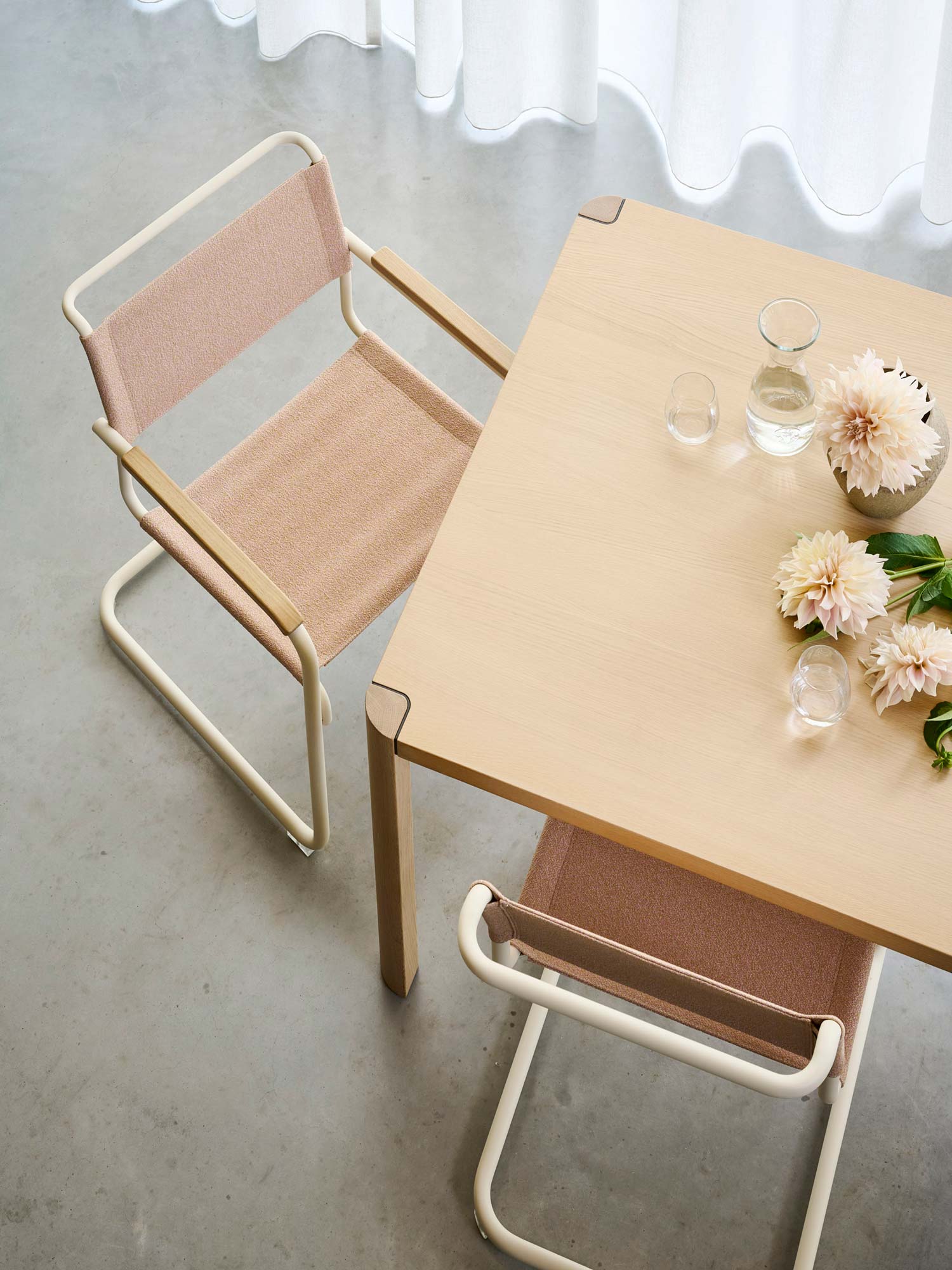 Thonet erweitert Mart Stams Freischwinger um Stoffbezüge