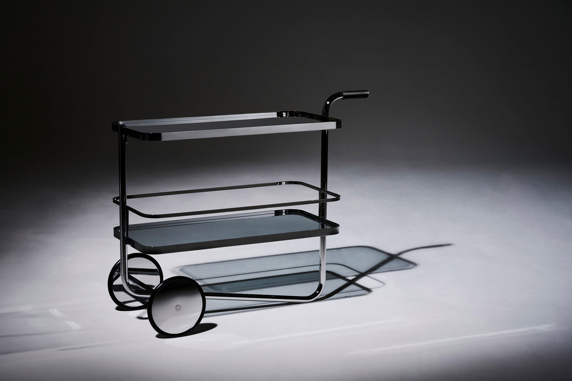 Thonet stellt eine Neuauflage des ikonischen Barwagens von Mies van der Rohe vor