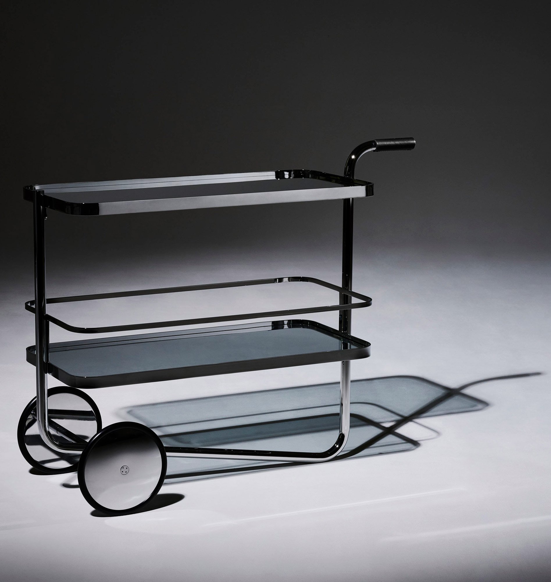 Thonet stellt eine Neuauflage des ikonischen Barwagens von Mies van der Rohe vor