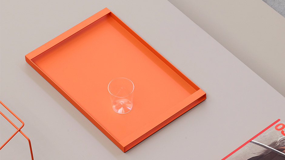 Das minimalistische Tablett von New Tendency dient als Servierutensil, Aufbewahrungshilfe oder ganz schlicht als Dekorationsobjekt