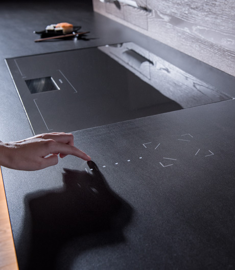 Küchenarbeitsplatte als Smart-Home-Kommandozentrale: intelligenter Naturstein von Strasser.