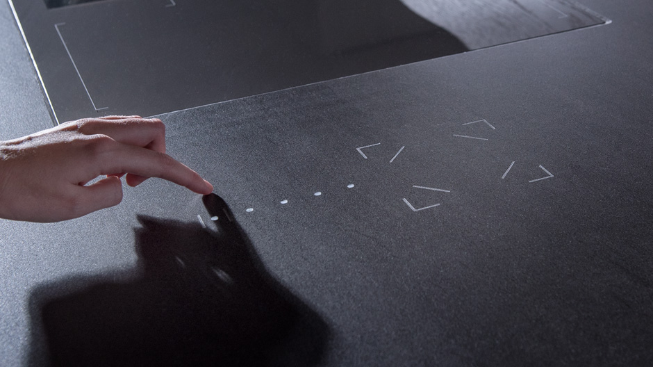 Küchenarbeitsplatte als Smart-Home-Kommandozentrale: intelligenter Naturstein von Strasser.