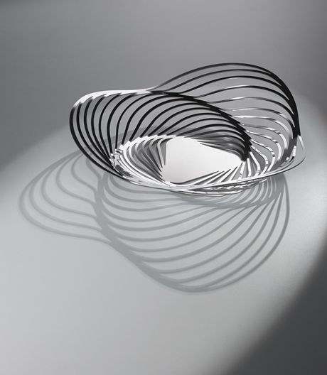 Adam Cornish heißt der Designer dieser wunderbar verschlungenen Schale von Alessi