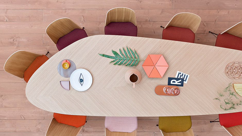 Unregelmäßig oval gepaart mit außergewöhnlicher Maserung: Tischserie von Zanotta