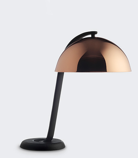 Inspiriert von der Glockenblume, spielt diese langstengelige Tischleuchte von Wrong for Hay mit Balance und organischer Form.