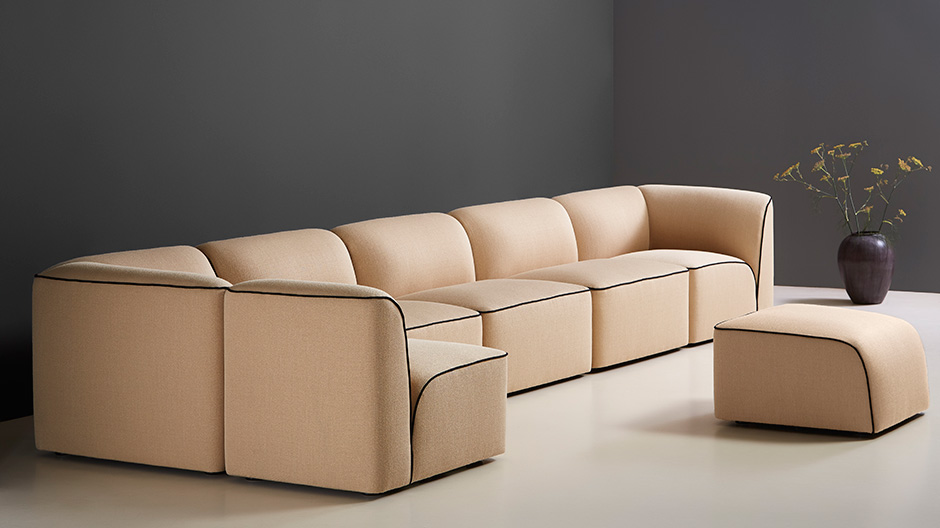 Für Woud haben Clara del Portillo und Alex Selma dieses organisch-modulare, mediterran-skandinavische Sofa entworfen