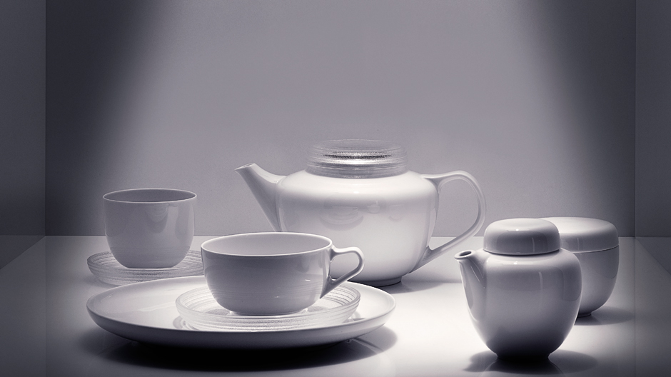 Sebastian Herkner hat zum ersten Mal mit Porzellan gearbeitet und für Rosenthal ein Teeservice entworfen.