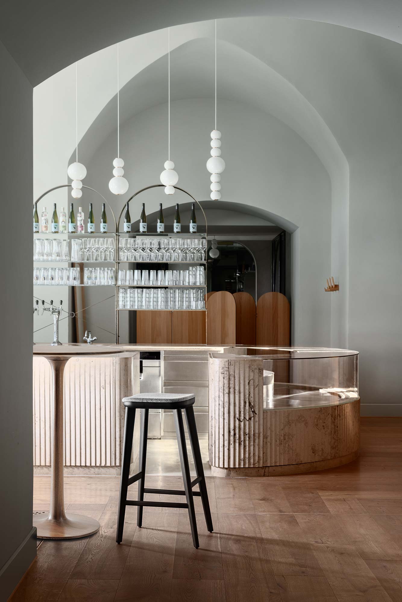 Vielseitige Tischkollektion aus Massivholz von Formstelle für Zeitraum