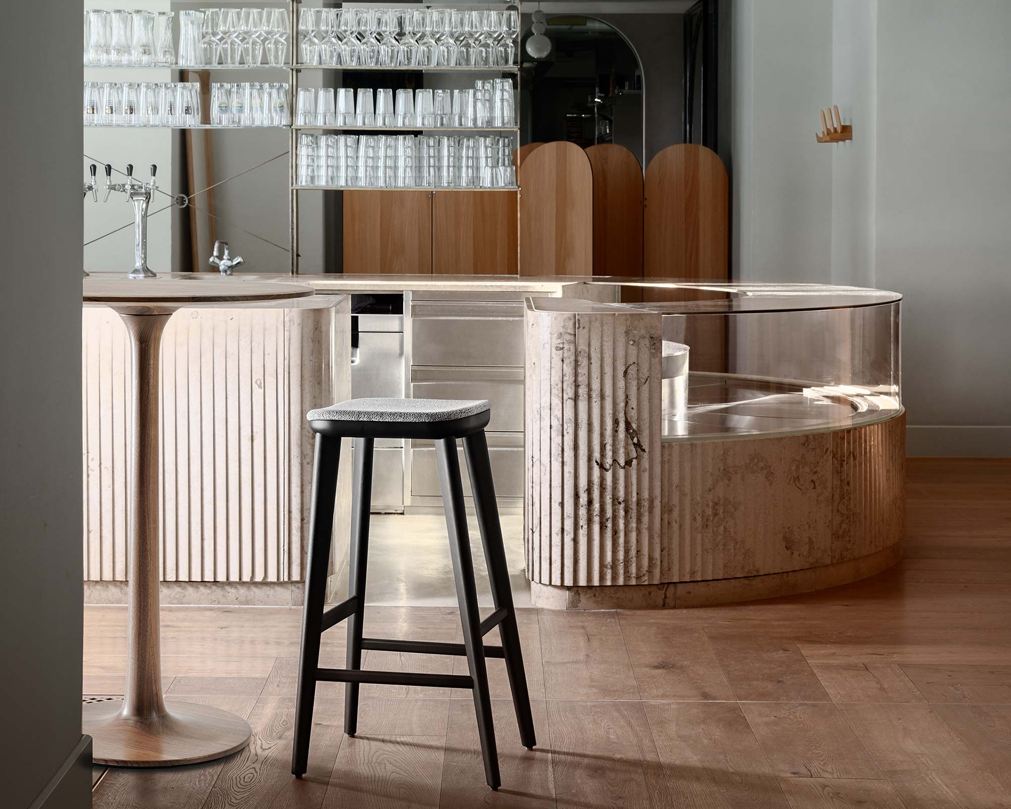 Vielseitige Tischkollektion aus Massivholz von Formstelle für Zeitraum