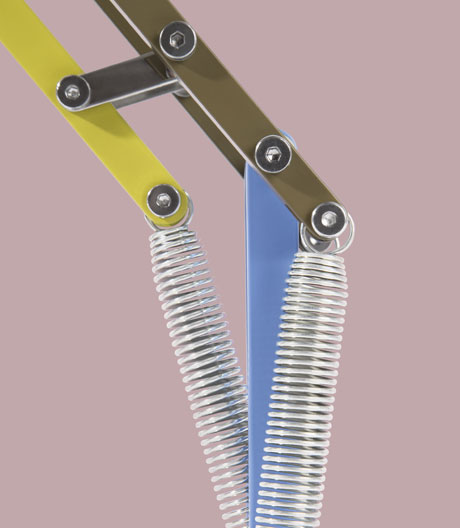 Ein Klassiker bekennt Farbe: Paul Smith kreierte einen ungewohnte Farbmix für die Arbeitsleuchte Anglepoise.