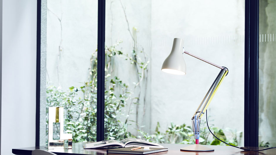 Ein Klassiker bekennt Farbe: Paul Smith kreierte einen ungewohnte Farbmix für die Arbeitsleuchte Anglepoise.